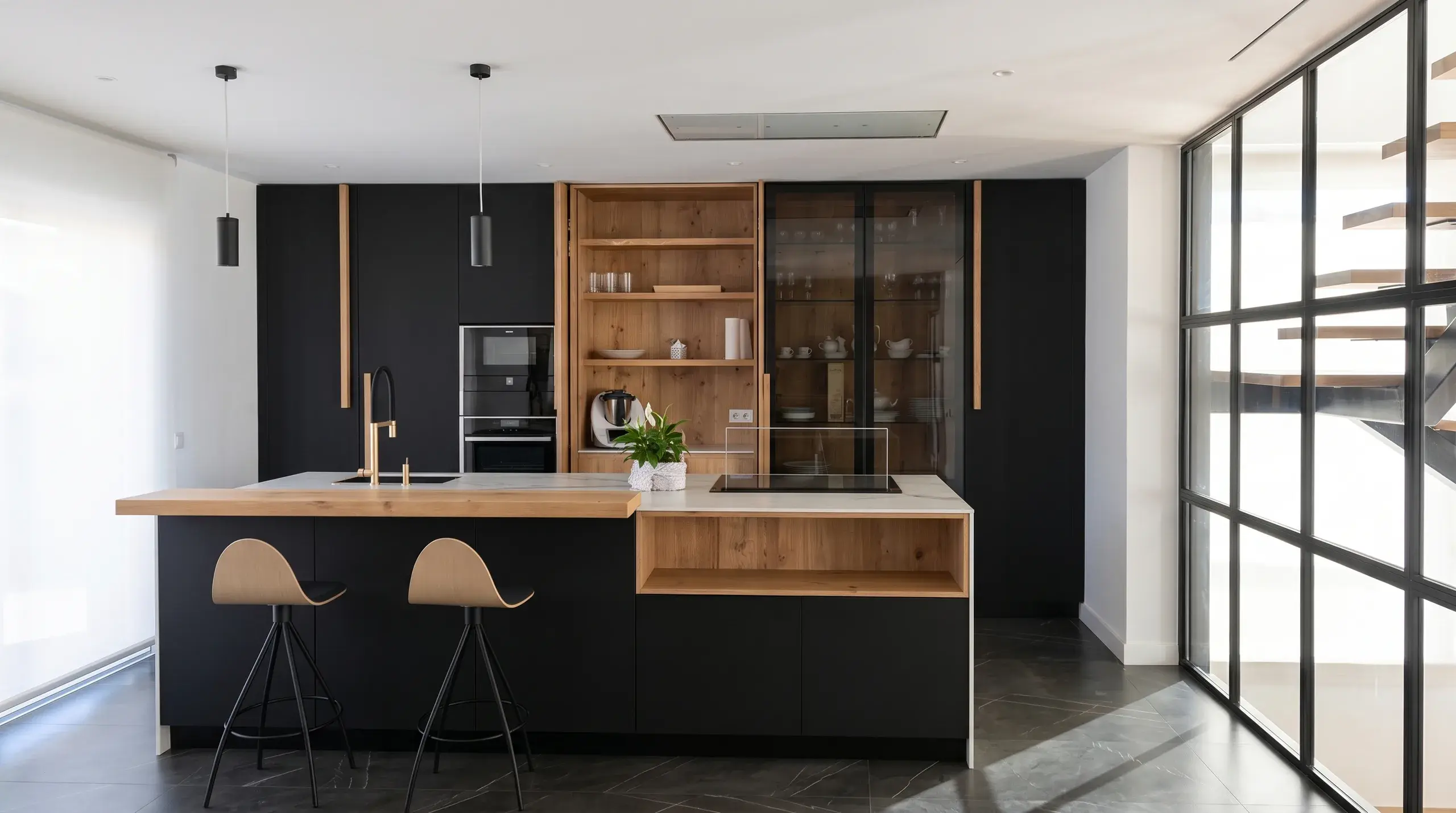 Cocina en negro mate con vitrina y estantería de roble, isla de porcelánico con barra de roble