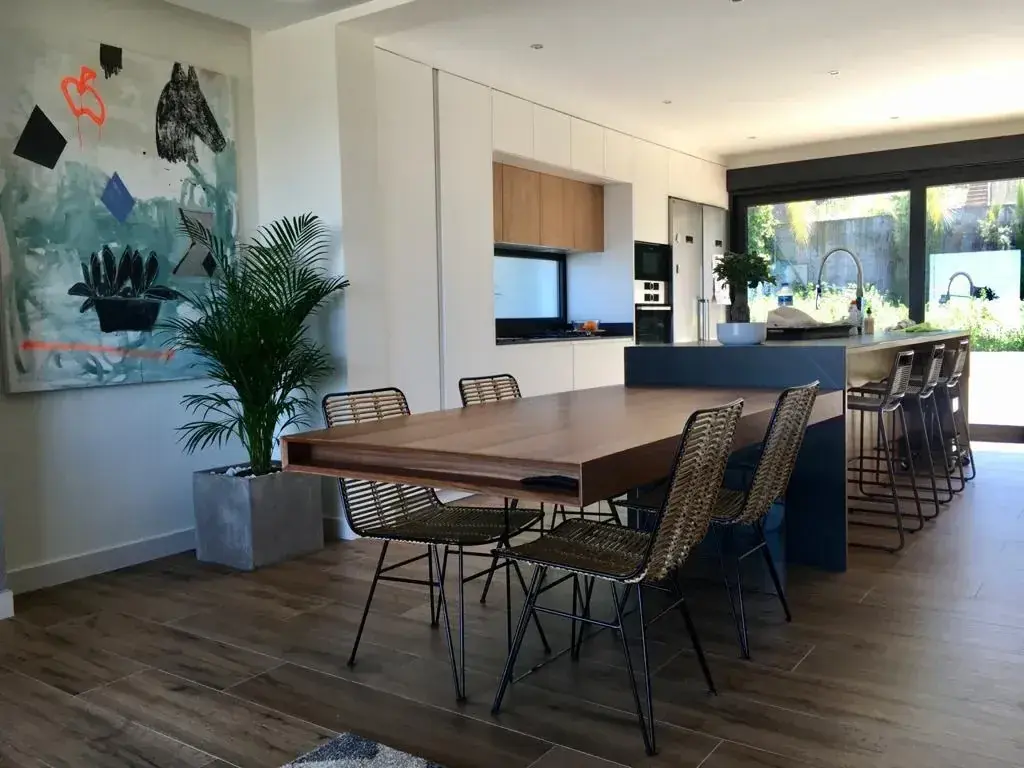 Cocina blanca con office y mesa de madera