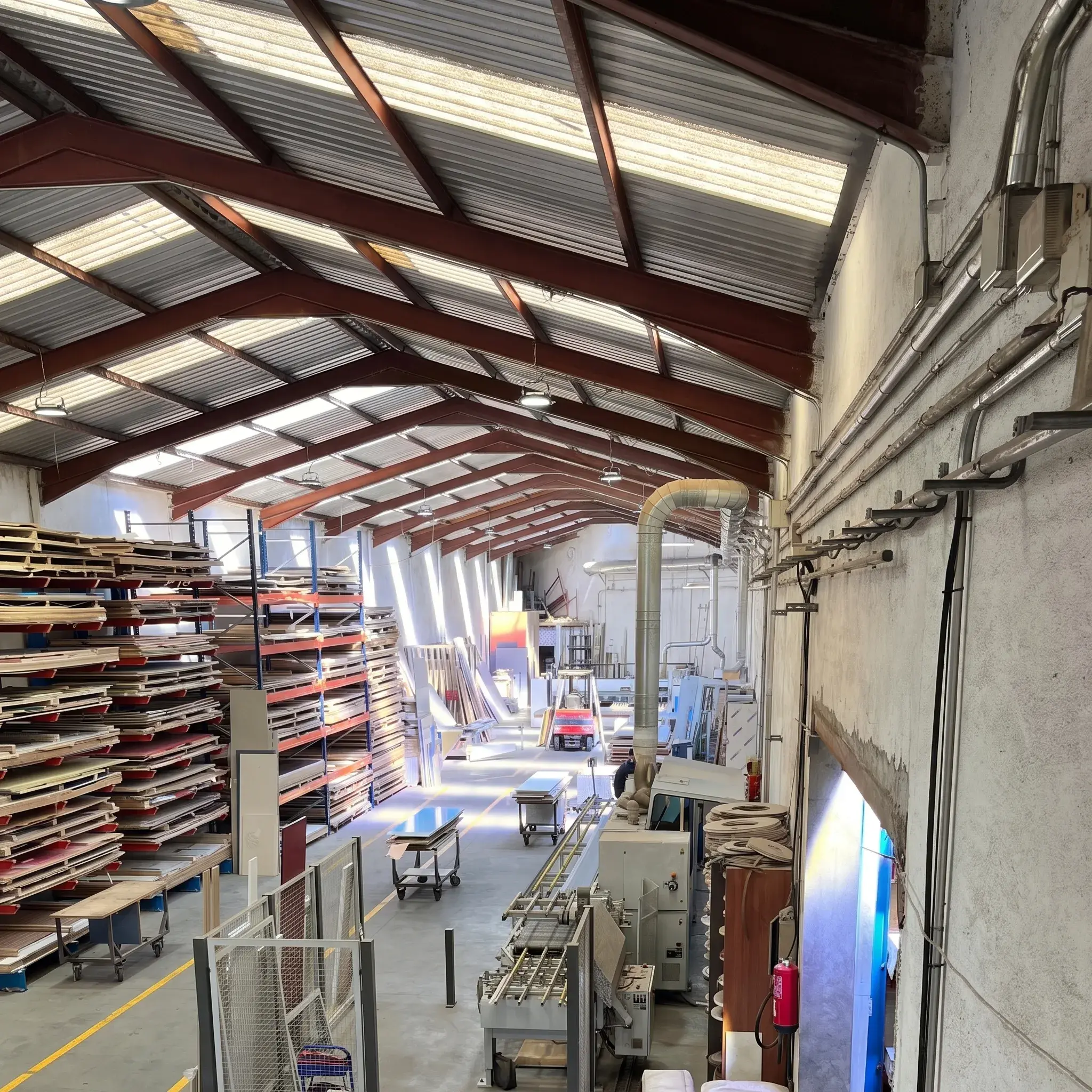 Taller de fabricación de Komad Studio: tableros en estanterías y línea de canteado