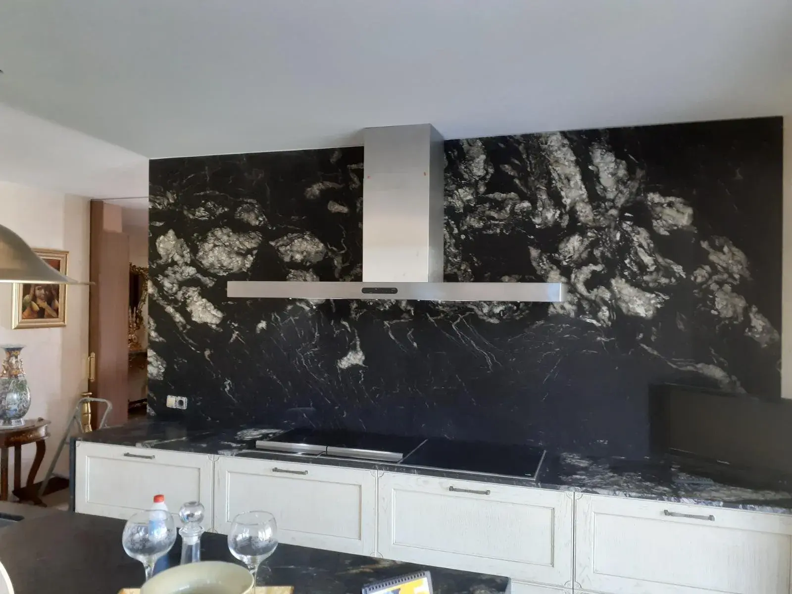 Frente de cocina con revestimiento de piedra negra veteada